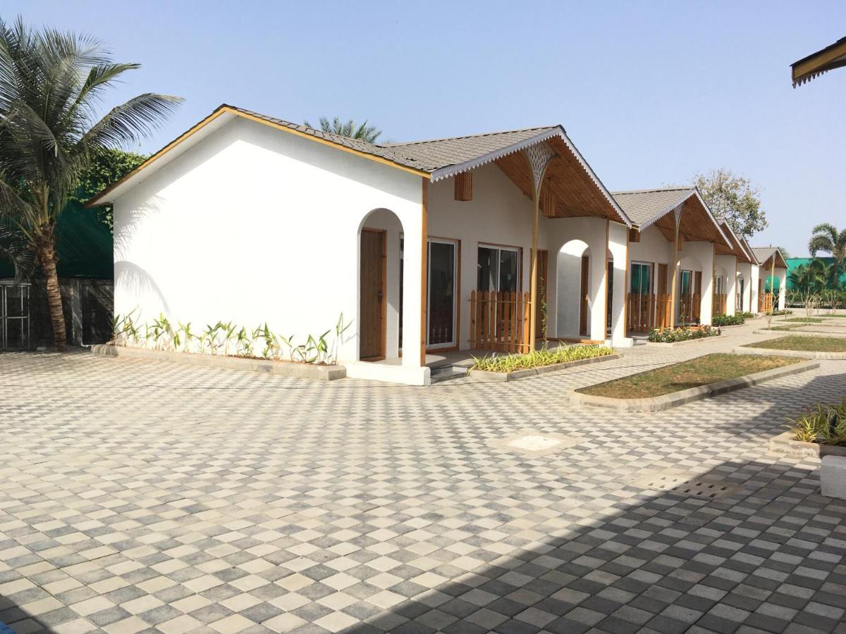 Vits Daman Devka Beach Екстериор снимка