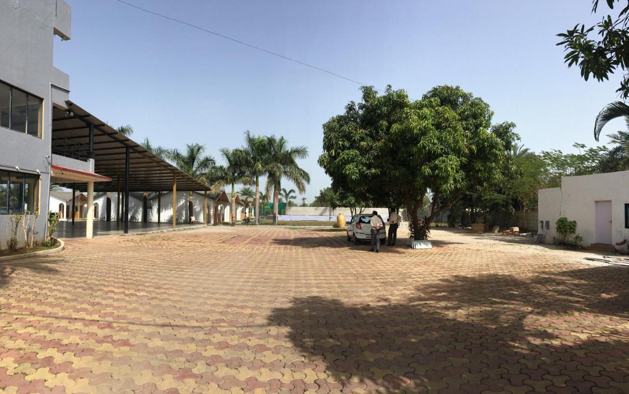 Vits Daman Devka Beach Екстериор снимка