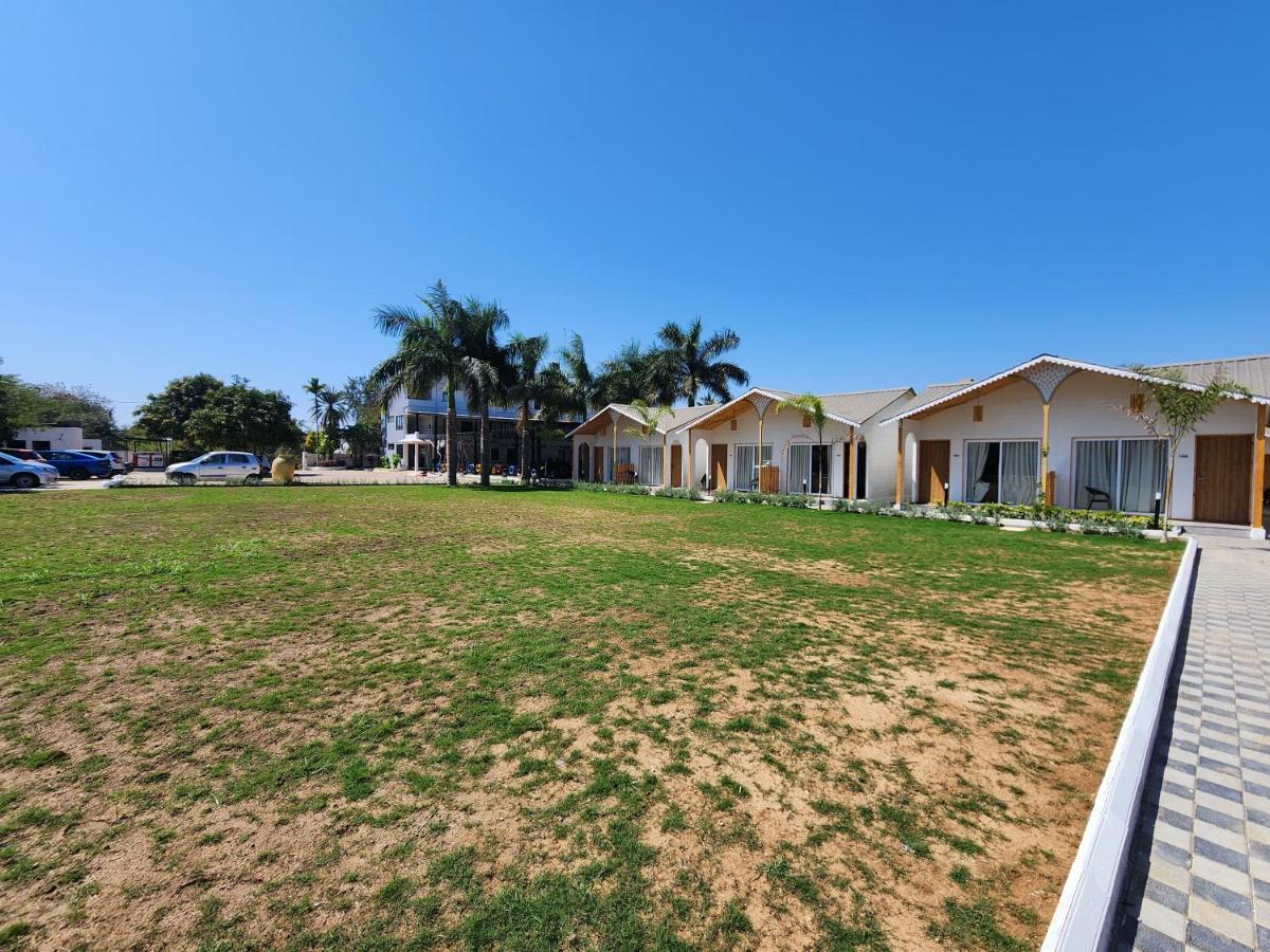 Vits Daman Devka Beach Екстериор снимка